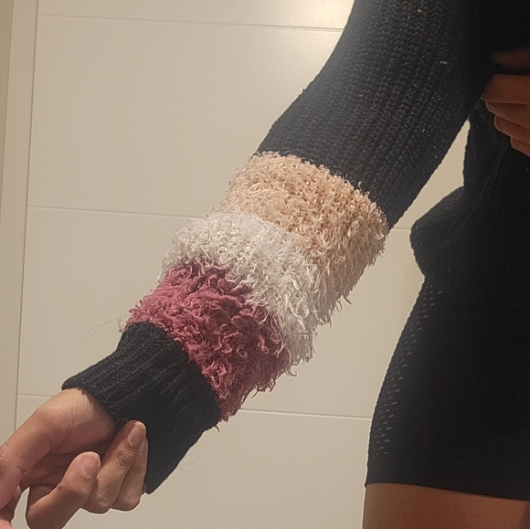 Used Urban Heritage Black V Neck Knit Sweater Size S Small witFuzzy pink sleeves - Picture 3 of 4